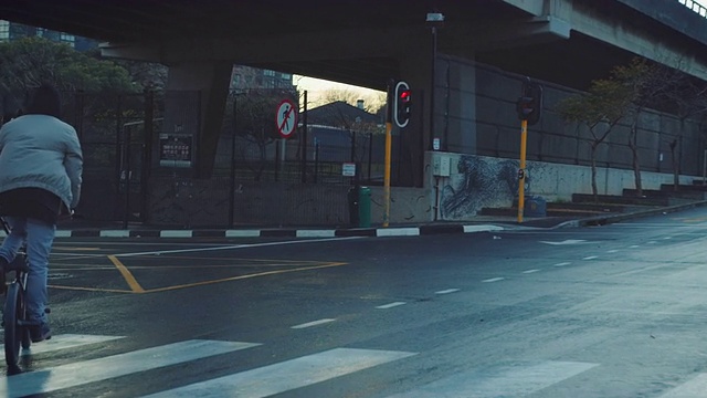在街道上驾驶小轮车的人视频素材
