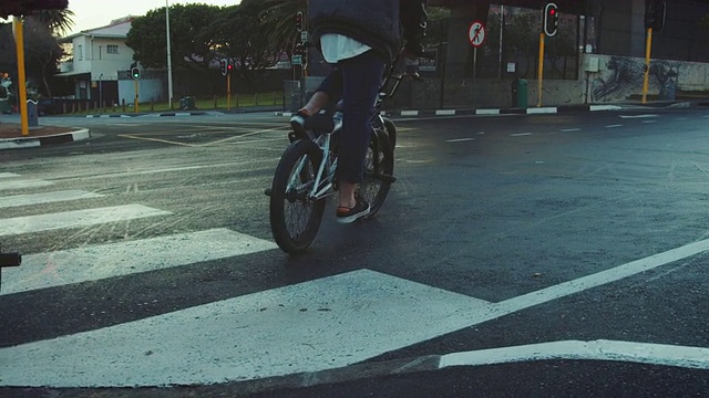 在街道上驾驶小轮车的人视频素材