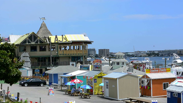 德斯汀佛罗里达狭长海滩旅游酒吧著名的AJ和船在岸边视频下载