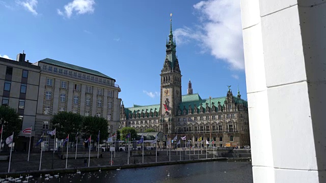 德国，从拱廊人行道上俯瞰汉堡市政厅视频素材