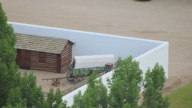 美国爱达荷州波卡特洛城堡，一棵展示马车和小屋的CU AERIAL Tree视频素材