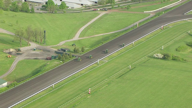 图为美国肯塔基州凡尔赛的拖拉机平滑跑道和基恩兰跑道视频素材