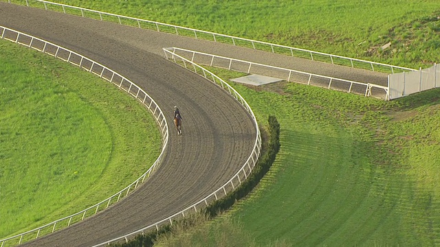 这是在美国肯塔基州凡尔赛的WinStar赛道上骑马奔跑的照片视频素材