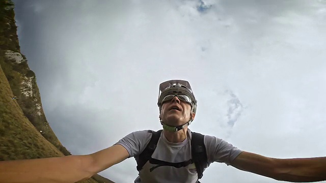 一名山地自行车手在暴风雨前的自拍视频视频素材
