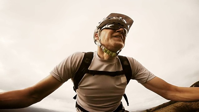 一个山地自行车手爬山的视频自拍视频素材