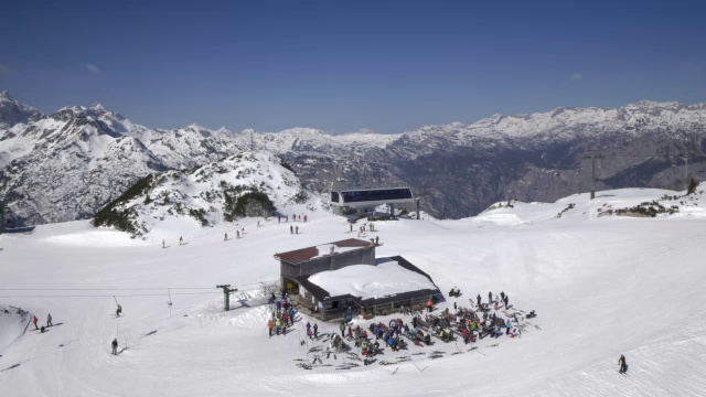 在滑雪场顶部繁忙的滑雪缆车上方架空天线视频素材