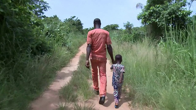 贝宁裔南非人父亲和儿子的乡村公路视频素材