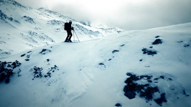 空中滑雪游览山脊视频素材