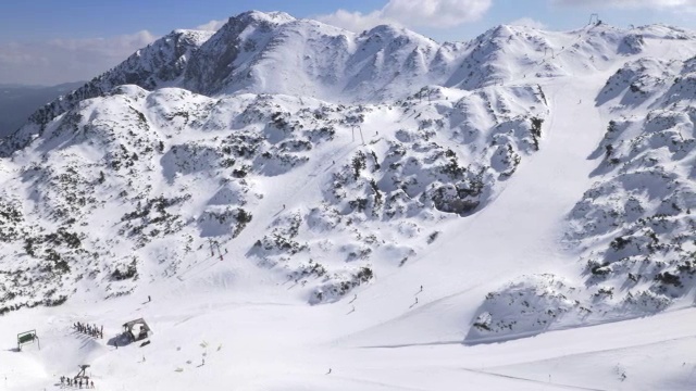 天气晴朗的时候，繁忙的滑雪胜地的天线视频素材