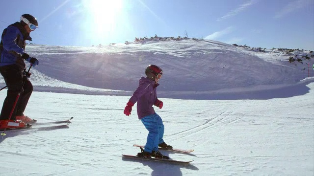 父母教孩子滑雪视频素材
