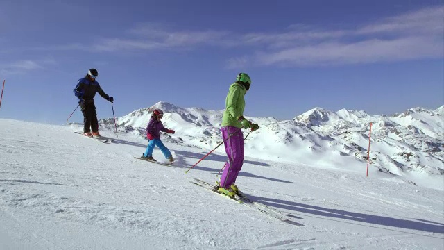 爸爸妈妈教女儿滑雪视频素材