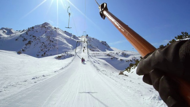 骑双吊面滑雪板上山视频素材