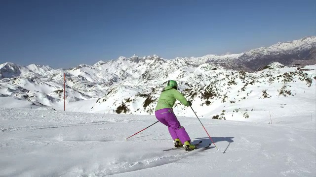 SLO MO TS女子滑雪者滑下滑雪道视频素材