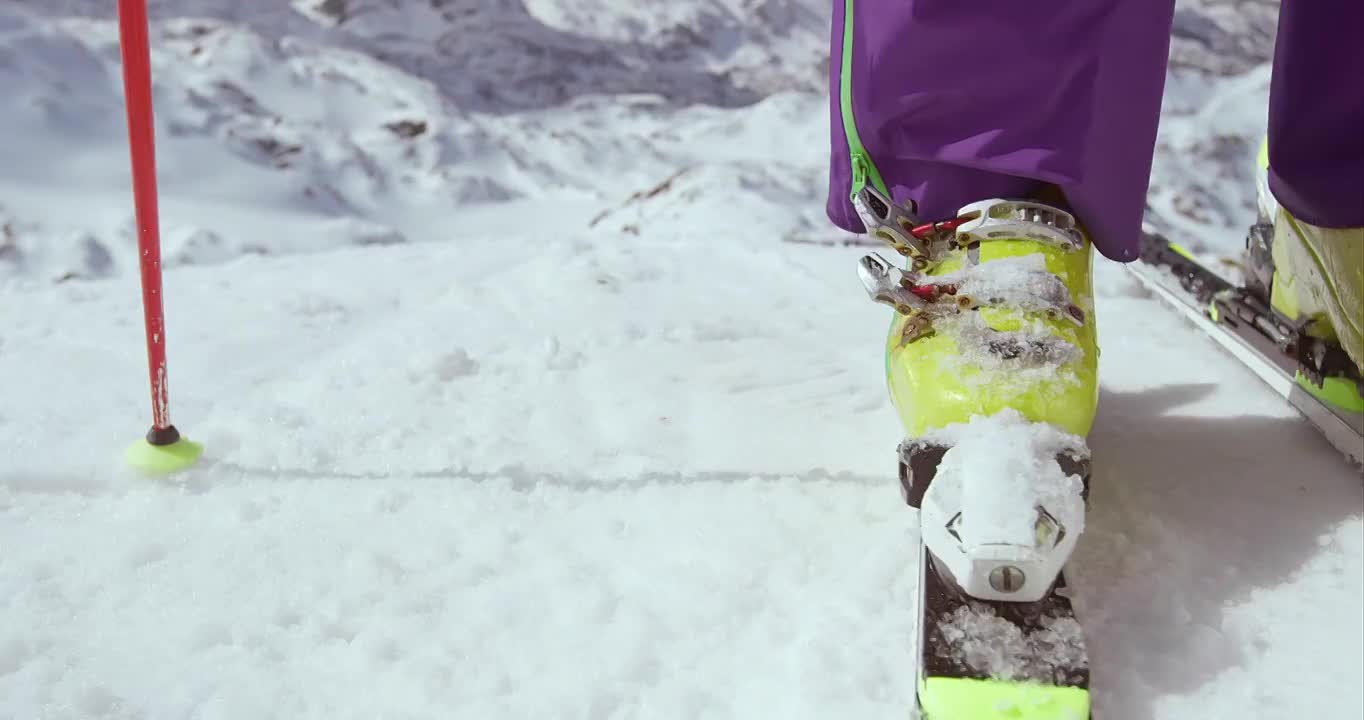 SLO MO女滑雪者关闭靴扣视频素材