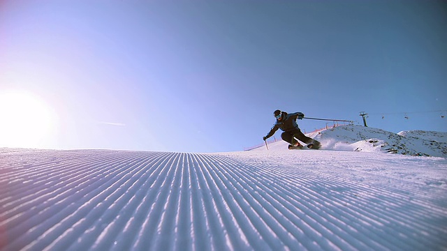 SLO MO男性滑雪者沿着滑雪坡滑行视频素材