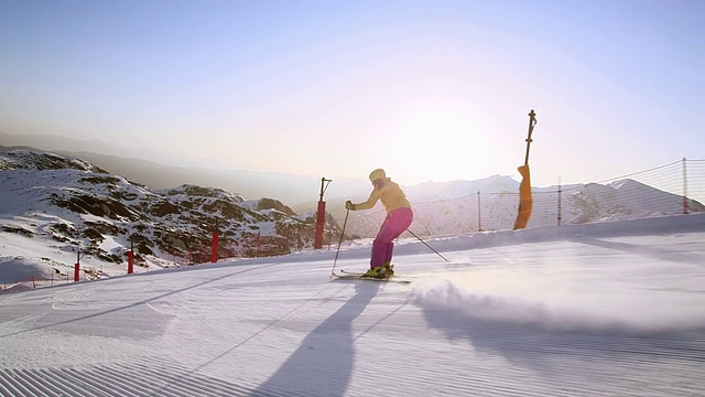 SLO MO TS女人滑雪在清晨的太阳视频素材