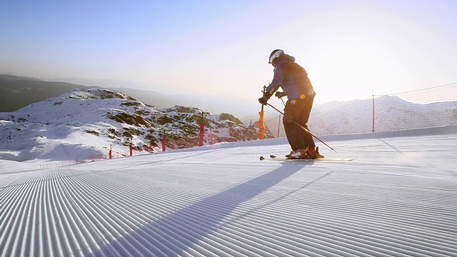 SLO MO TS男人在清晨的阳光下滑雪视频素材