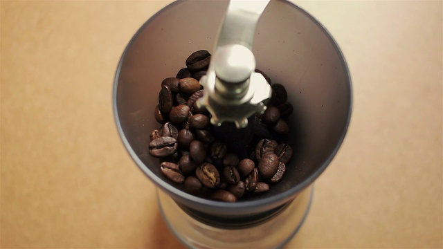 将咖啡豆倒在研磨机上视频下载