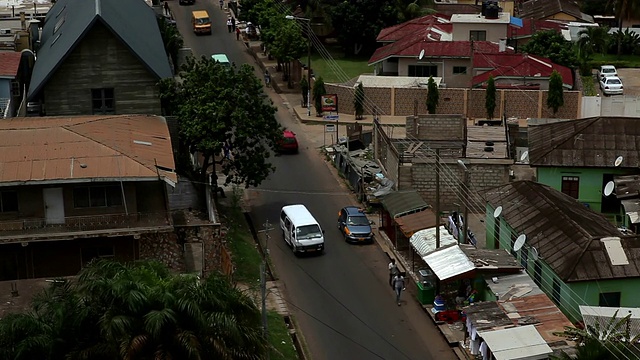 阿克拉，加纳的一个城市的屋顶视图视频下载