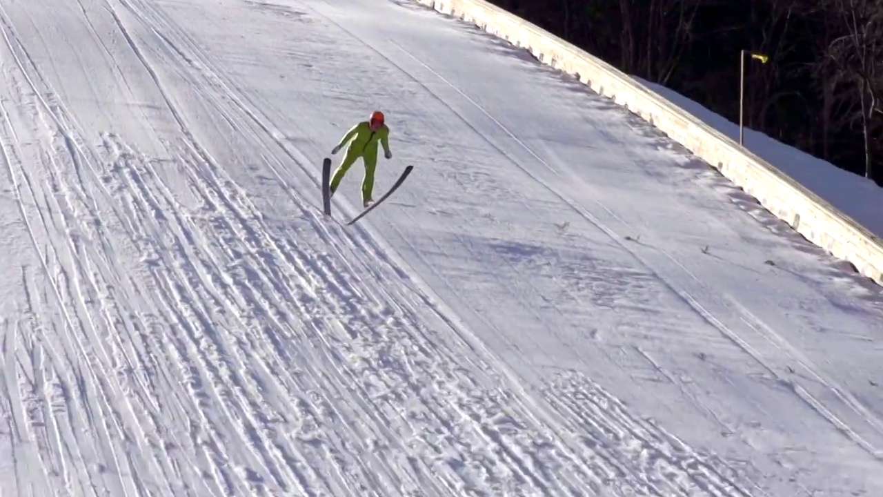 高清超级慢动作:年轻人表演跳台滑雪视频素材