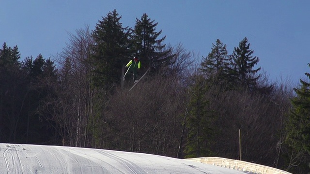 高清超级慢动作:年轻人表演跳台滑雪视频下载