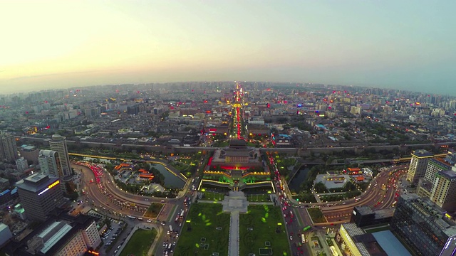 WS鸟瞰图古城墙南门和日落的城市景观/陕西西安，中国视频下载