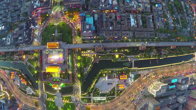 WS古城墙南门夜间交通鸟瞰图/中国陕西西安视频下载