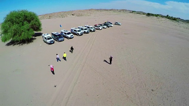 中国内蒙古阿拉善戈壁沙漠的WS汽车鸟瞰图。视频下载