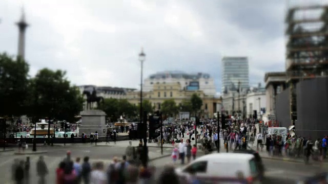 伦敦特拉法加广场的游客和交通情况视频素材