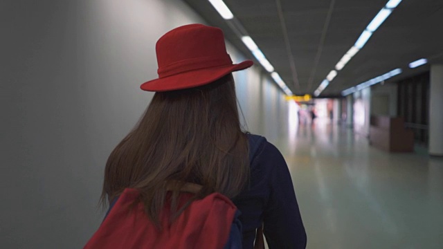 慢镜头:机场里快乐的女人视频下载
