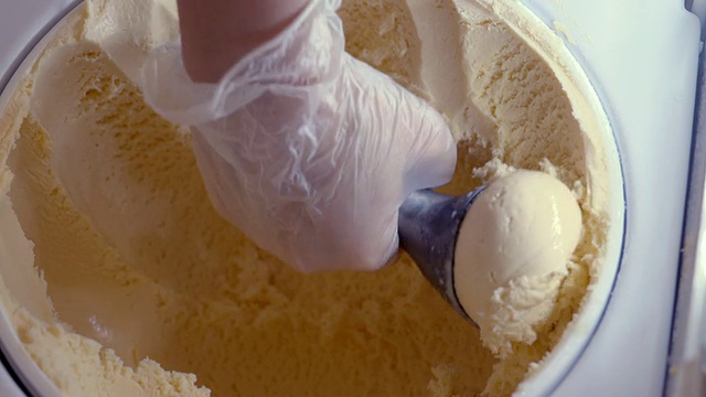 在美国加州，3加仑桶的浸桶里装着CU香草冰淇淋视频下载