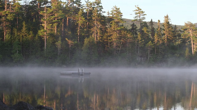 美国缅因州拍摄的长池塘上清晨的雾视频下载