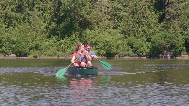 在长池塘/缅因州，美国夫妇皮划艇的WS TS视图视频下载