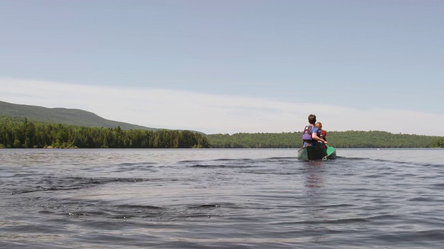 MS TU与Wilderness / Maine拍摄的一对夫妇在长池塘上划独木舟视频下载