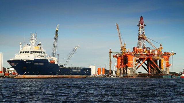 石油钻井平台和船只的WS T/L视图/卑尔根，Hordaland，挪威视频素材