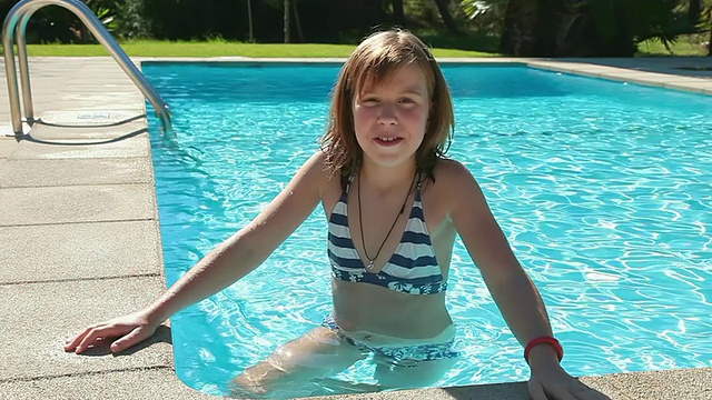 在西班牙马略卡Pollenca的游泳池里微笑的女孩的MS照片视频素材