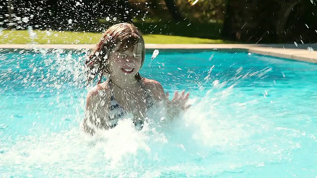 在西班牙马略卡Pollenca的游泳池里，女孩在玩耍和微笑视频素材