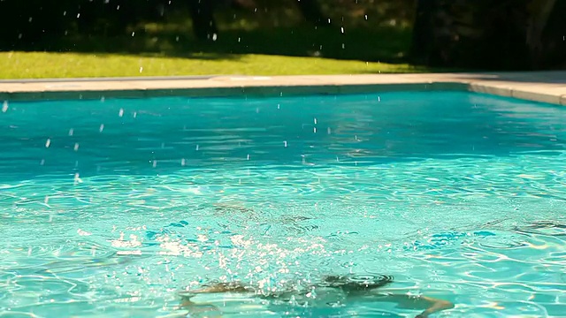 在西班牙马略卡Pollenca的游泳池里微笑的女孩的MS照片视频素材