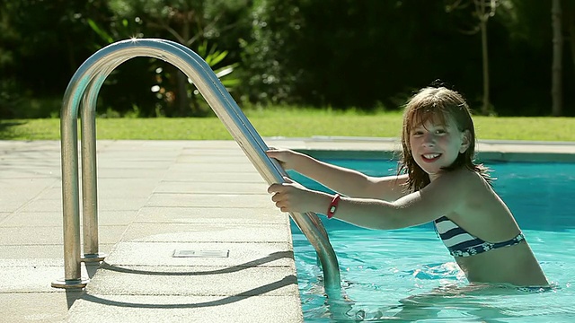 西班牙马略卡波伦卡，女孩去游泳池游泳的照片视频素材