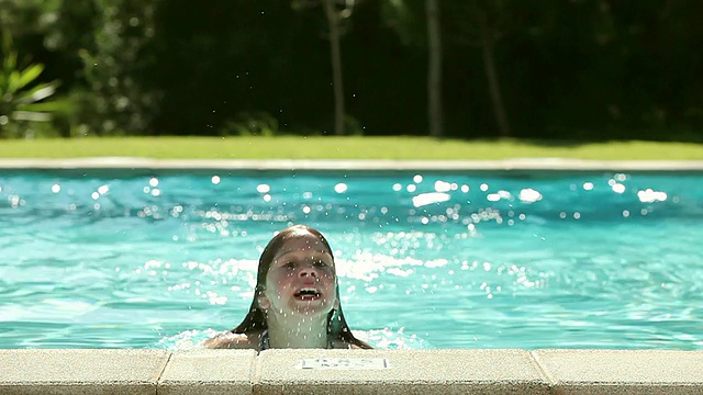 西班牙马略卡波伦卡，一个女孩在游泳池里游泳视频素材