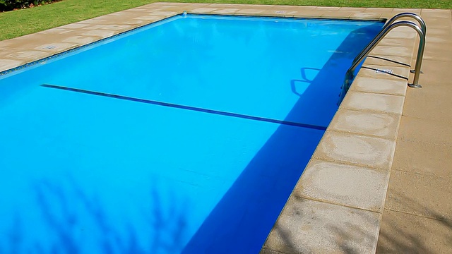西班牙马略卡Pollenca游泳池的MS照片视频素材