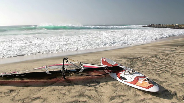 佛得角萨尔，圣玛丽亚附近的海滩风帆冲浪船视频下载