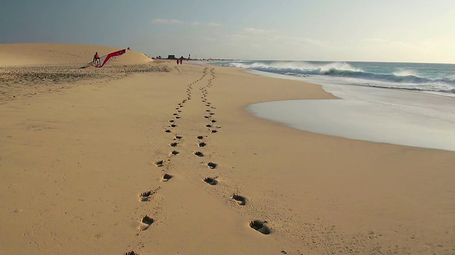 在靠近圣玛丽亚/圣玛丽亚，佛得角萨尔海滩沙丘前的沙子上的脚印视频素材