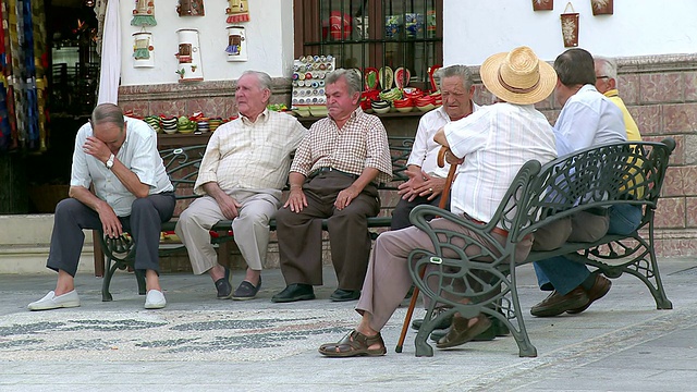 西班牙安达卢西亚Mijas / Mijas山村，老人坐在商店前的长凳上视频下载