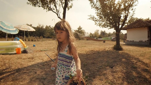 一个小女孩学习如何挑选黑莓手机。真实的人，乡村场景，。镜头光晕，特殊角度，GoPro。视频素材