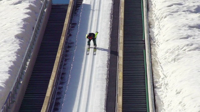 高清慢动作:年轻人表演跳台滑雪视频素材