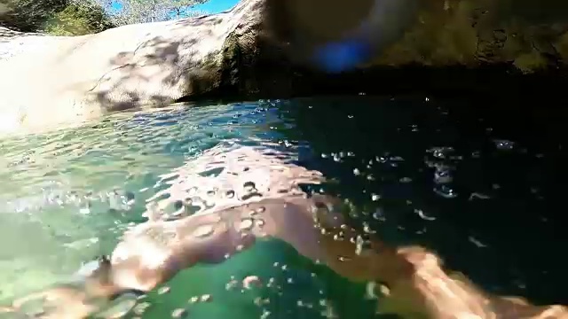 在自然泳池中从POV游泳。视频素材
