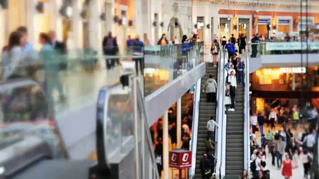繁忙的自动扶梯和购物者的时间流逝，英国滑铁卢车站视频素材