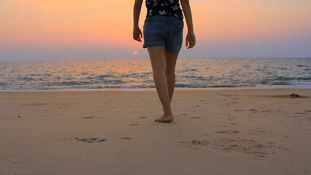 摄影:在日落海滩上行走的亚洲女人视频下载