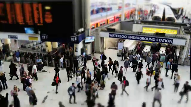 繁忙的滑铁卢地铁站入口，英国视频素材